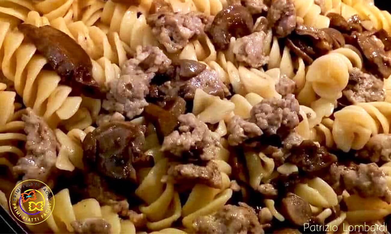 fusilli porcini e salsiccia