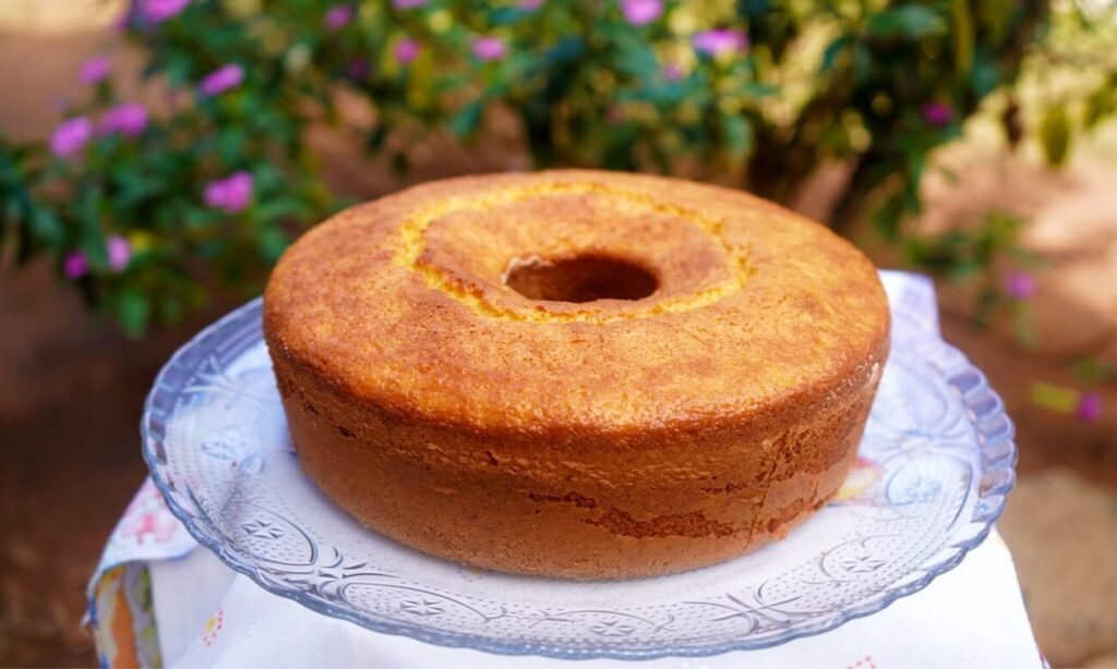 ciambellone con panna e mandorle