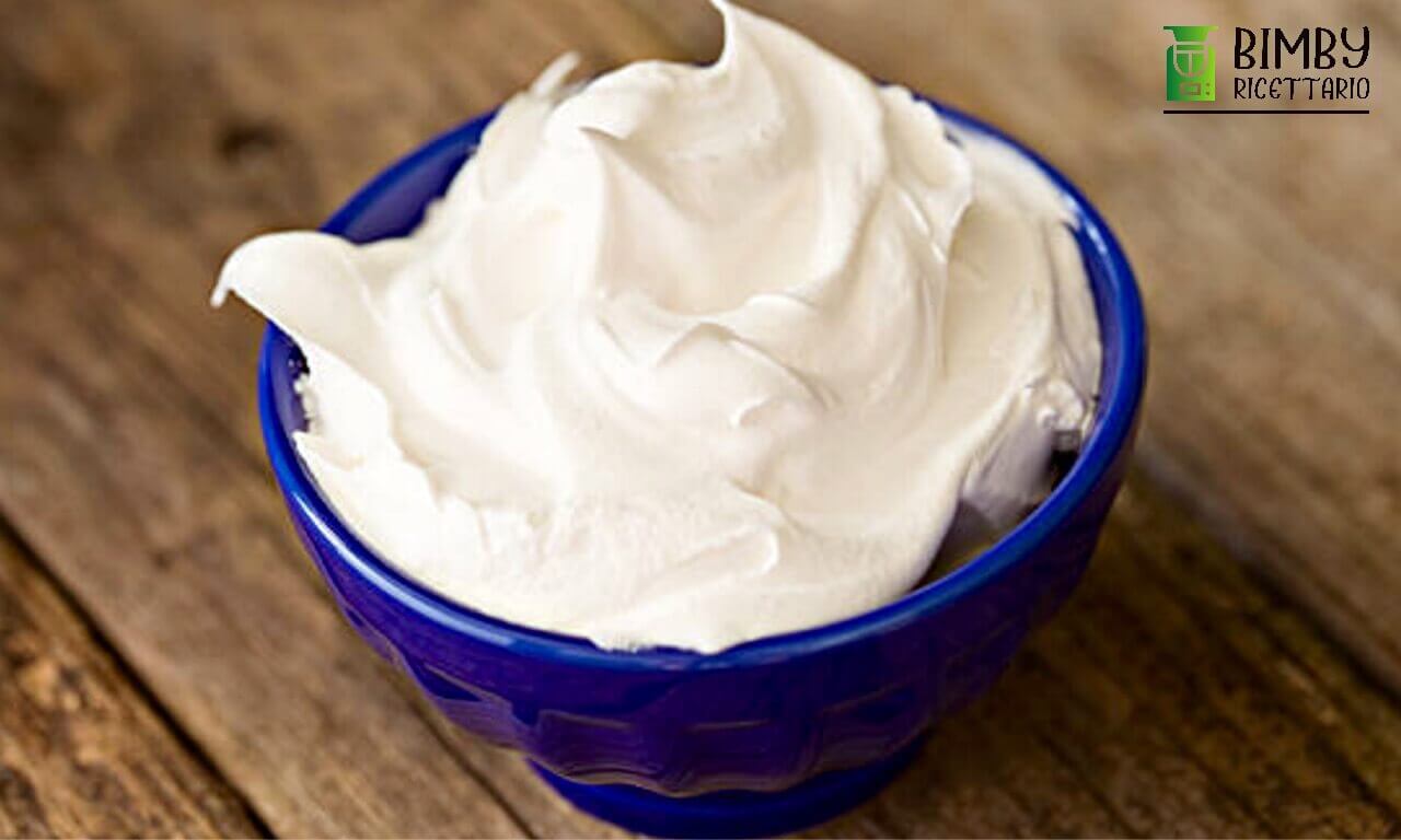 Vuoi fare la panna con il Bimby? Basteranno due minuti e potrai usarla in tutte le tue ricette, dolci e salate!