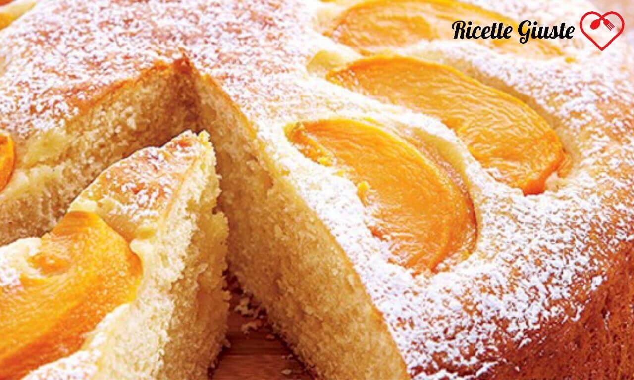 Torta morbidissima alle pesche sciroppate