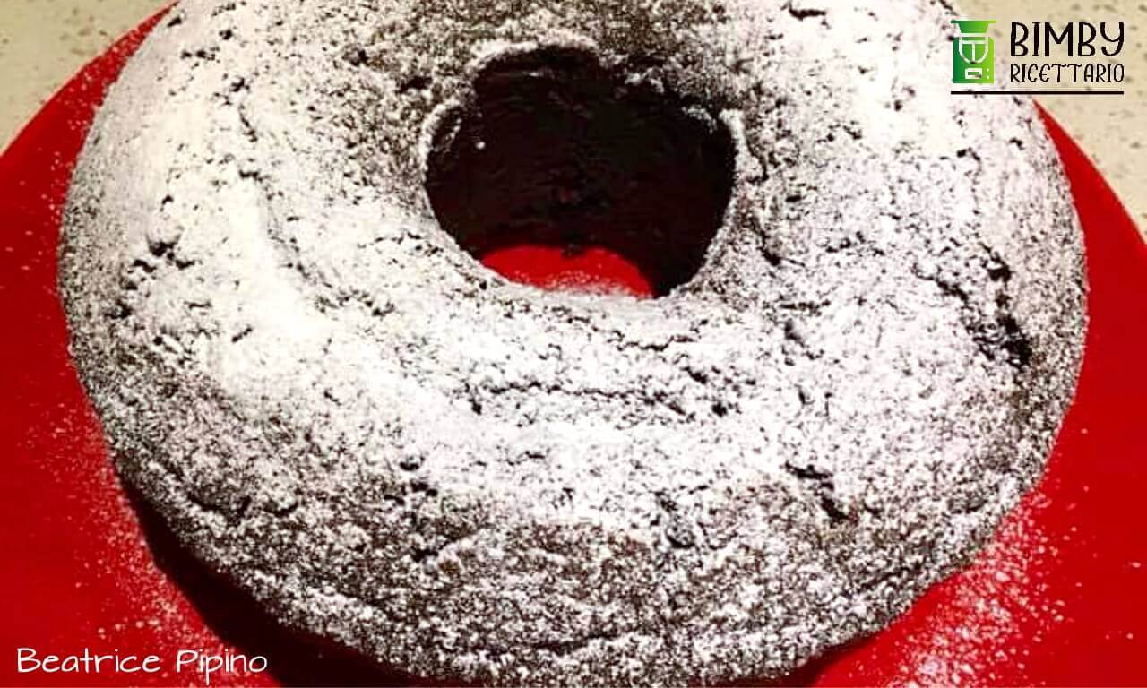 Soffice, profumato e perfetto anche come spuntino, il ciambellone al cioccolato preparato con il bimby, piacerà proprio a tutti