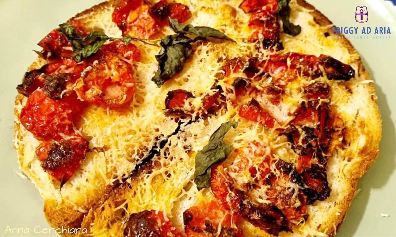 Pizza finta in friggitrice ad aria, pronta in 10 minuti una delizia irresistibile Pizza finta nella friggitrice ad aria