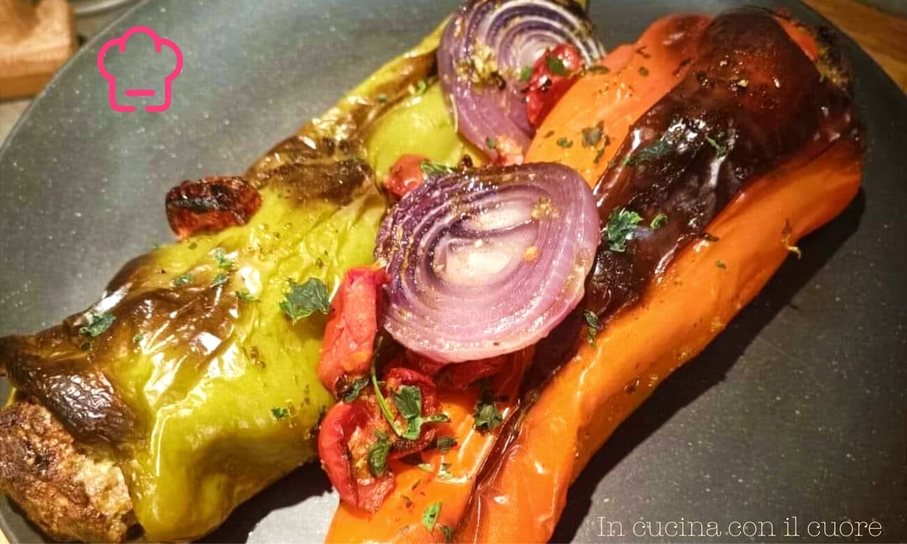 Peperoni ripieni con cipolle e pomodorini