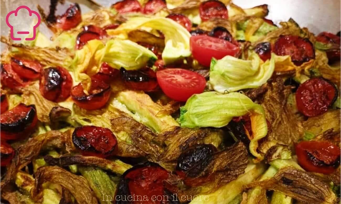 Zucchine, fiori di zucca e pomodori al testo