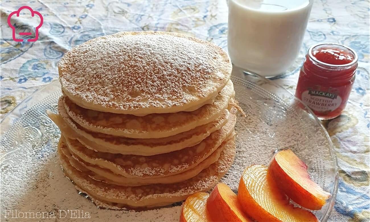Pancake con la marmellata di fragole-