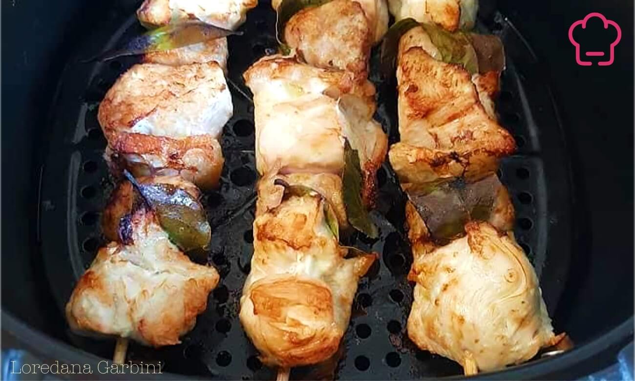 Spiedini di carne e di pollo in friggitrice ad aria
