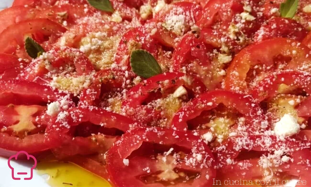 Carpaccio di pomodori, contorno freschissimo e saporito in nemmeno 10 minuti Carpaccio di pomodori