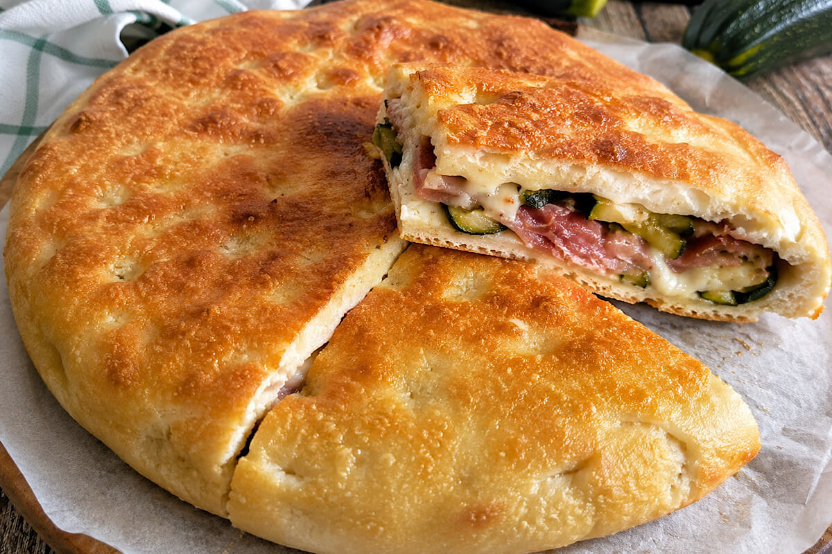 Pizza ripiena con speck e zucchine Bimby