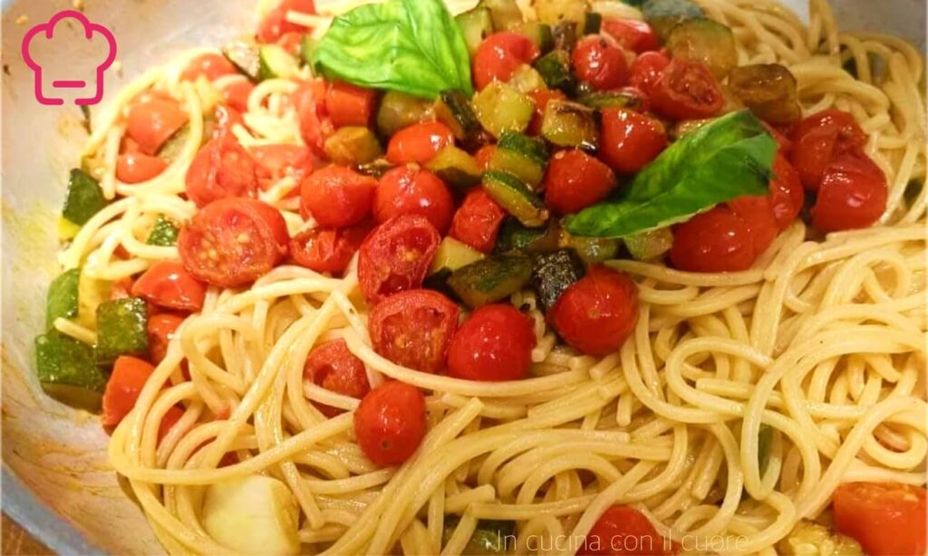 Spaghetti con zucchine capperi e pomodorini