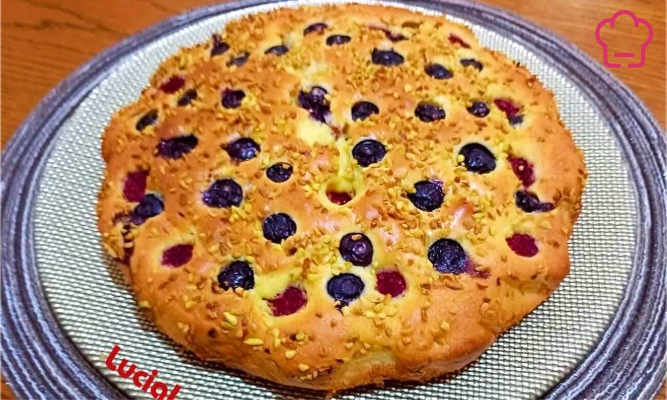 Torta soffice allo yogurt con pere e frutti di bosco