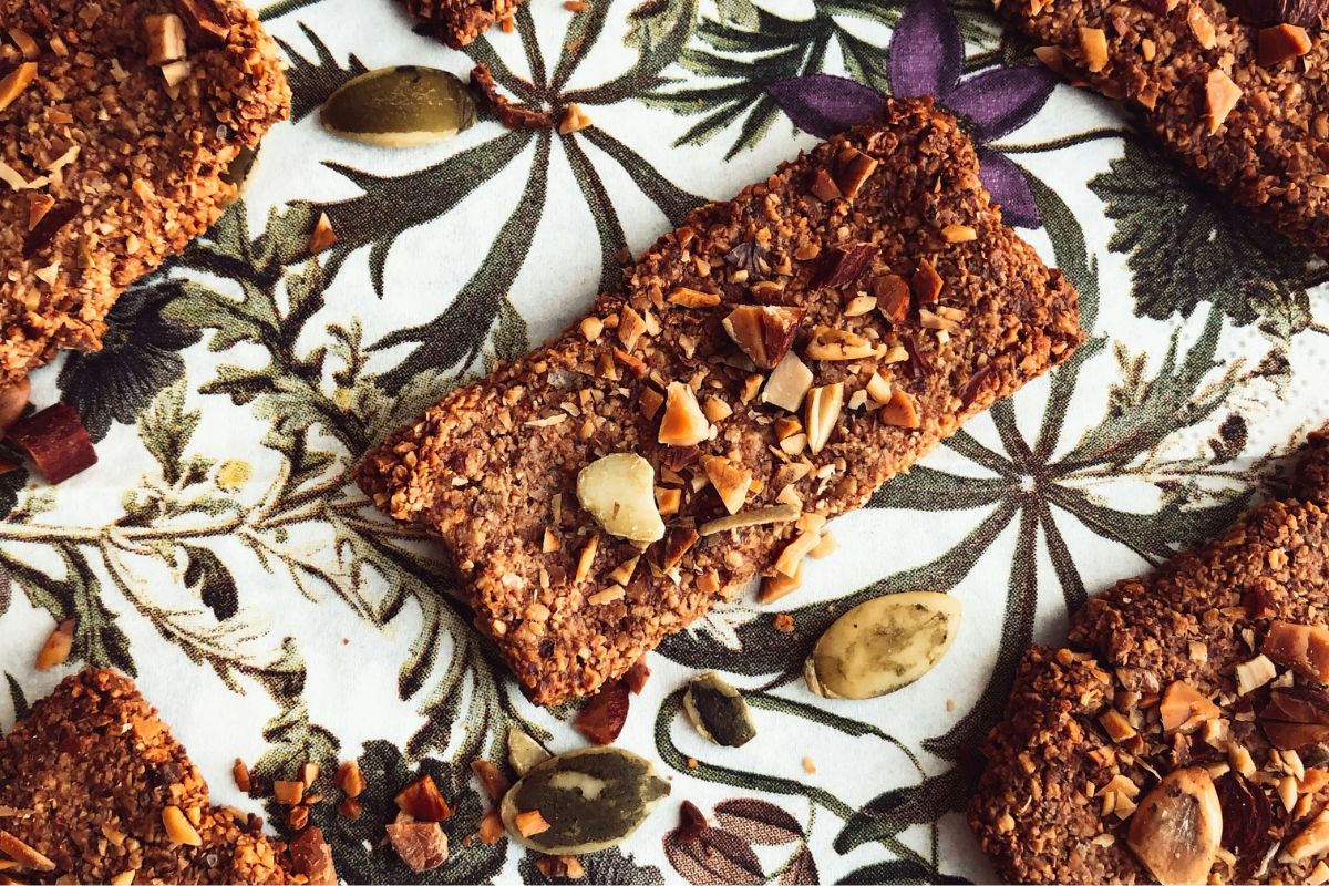 Cracker senza farina, cosรฌ facili che non li comprerai piรน Cracker senza farina