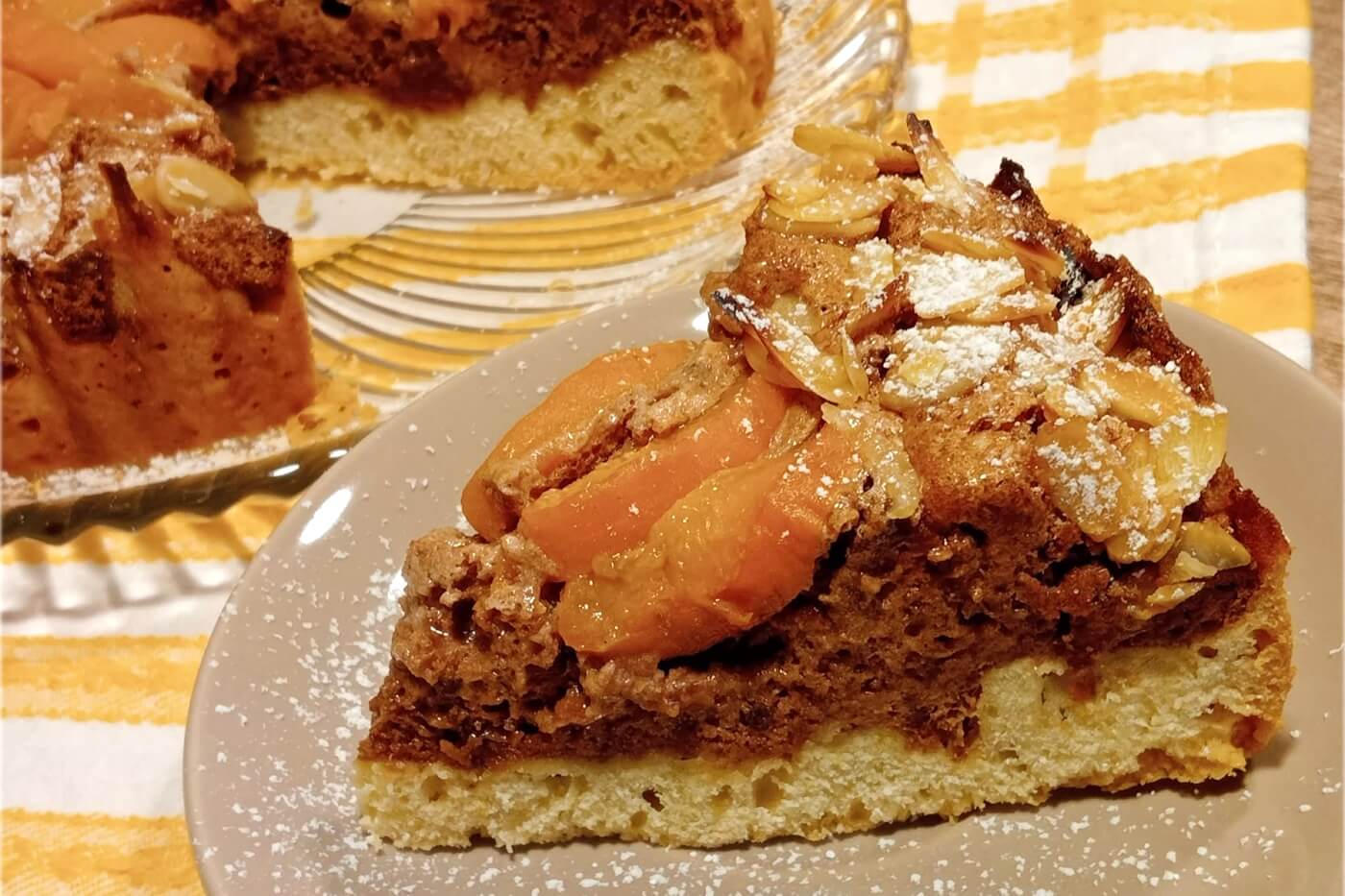 Torta morbida con amaretti e albicocche