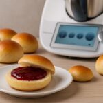 Panini al latte soffici con e senza Bimby, che sembrano appena usciti dal forno di una panetteria Panini al latte soffici