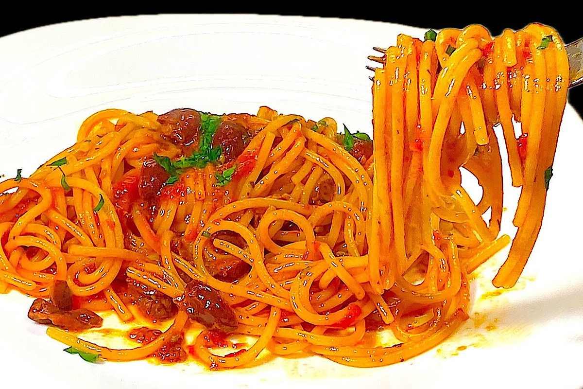 spaghetti con pomodoro e forchetta