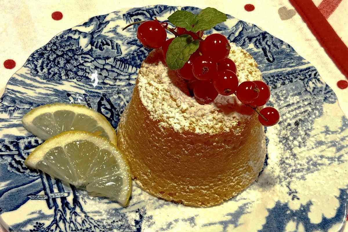 tortino con fette di limone e mirtilli rossi
