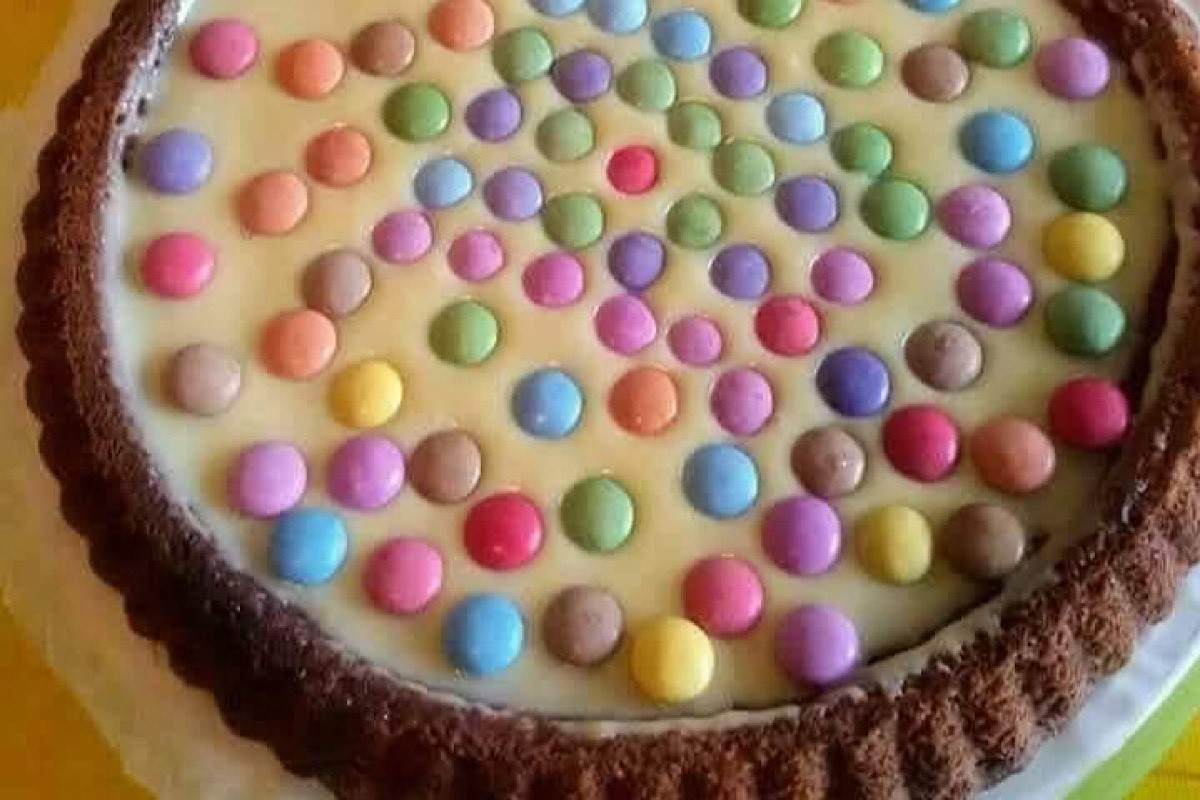 crostata con confetti colorati