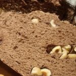 Pane rustico dal cuore goloso: pagnotta di semola arricchita con cacao e nocciole pane