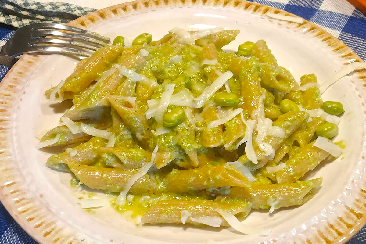 Penne integrali con pesto di fave e pecorino