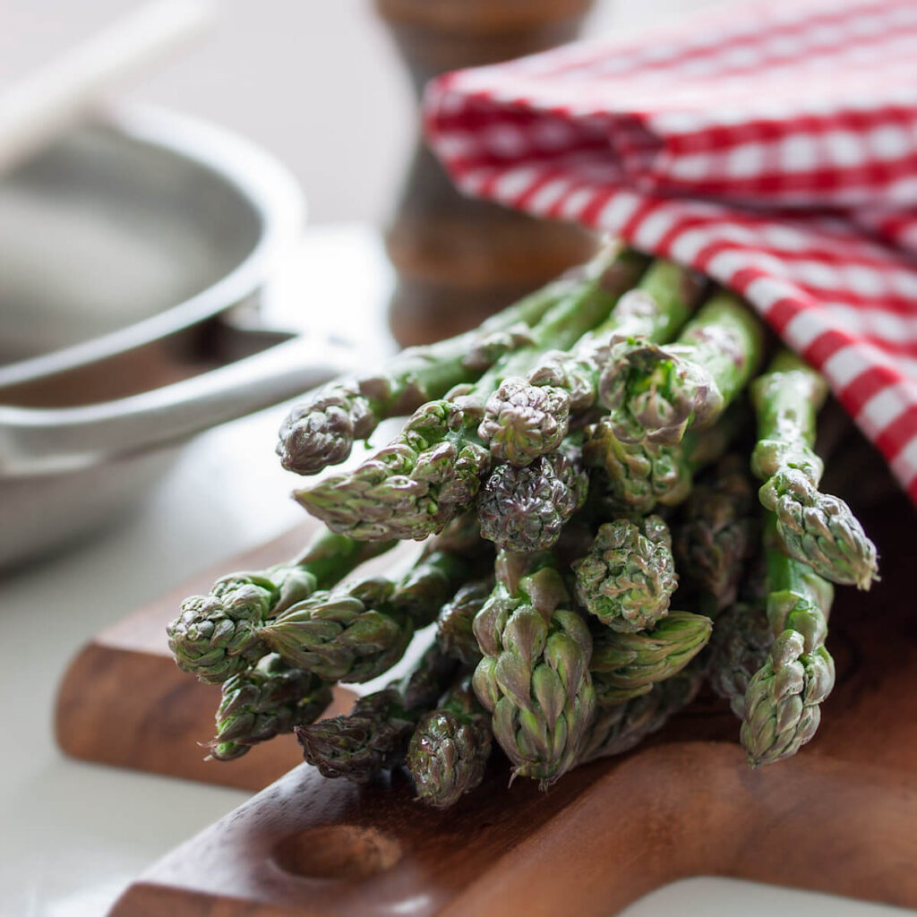 Crema di asparagi con gamberi e mollica