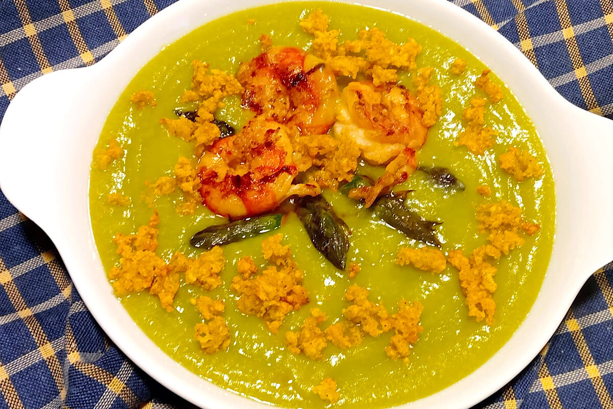 Crema di asparagi con gamberi e mollica