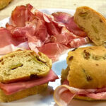 Pan di olive soffice e profumato: il pane rustico perfetto per un pic-nic Pan di olive