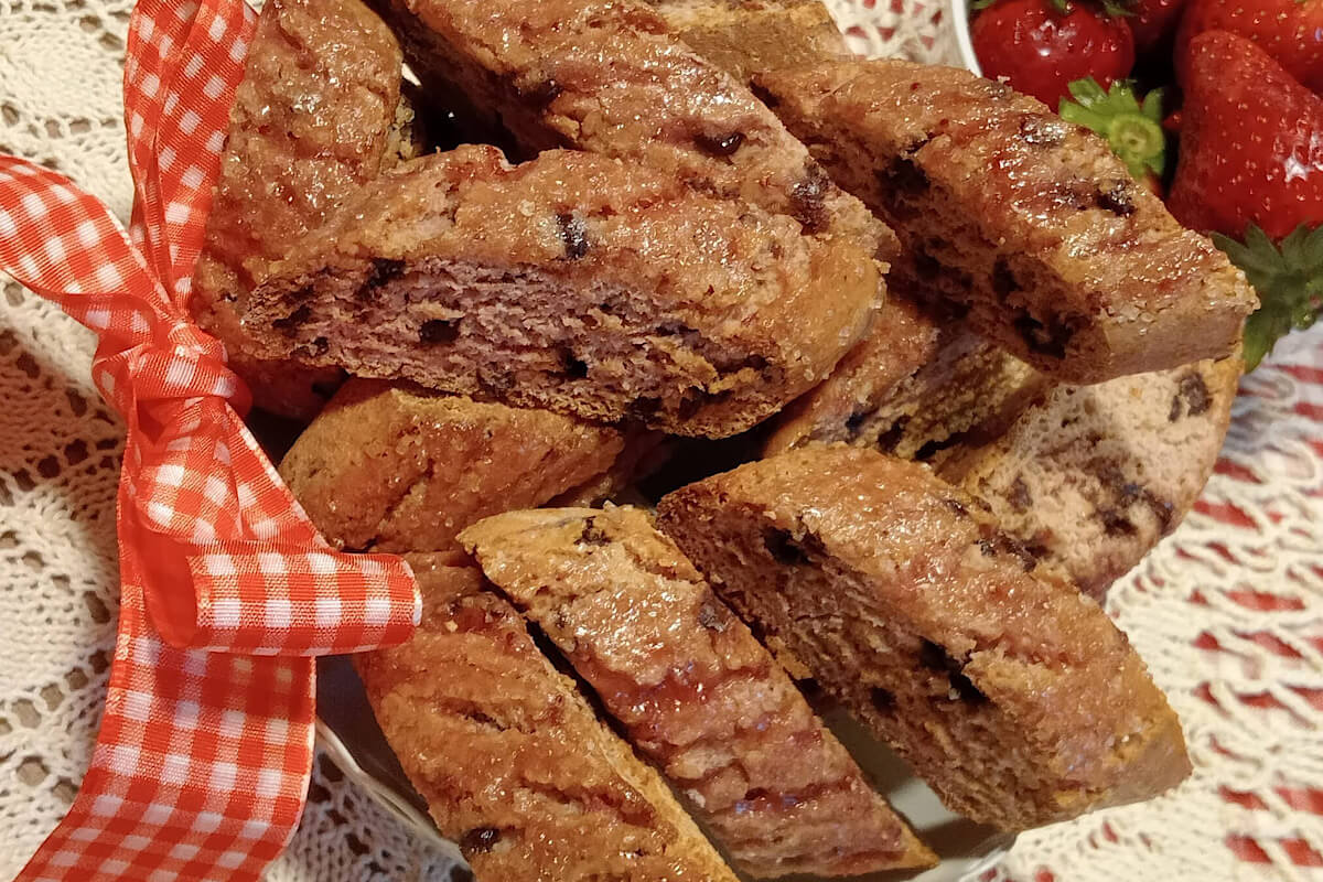 Cantucci alla fragola e gocce di cioccolato