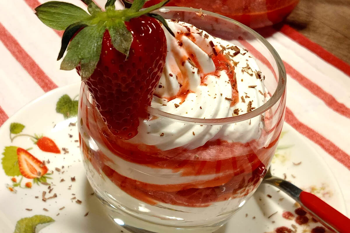 Mousse allo yogurt con coulis alle fragole