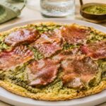 Pizza keto senza farina: la base elastica e sottile che si prepara con l’acqua bollente Pizza keto con speck e pesto