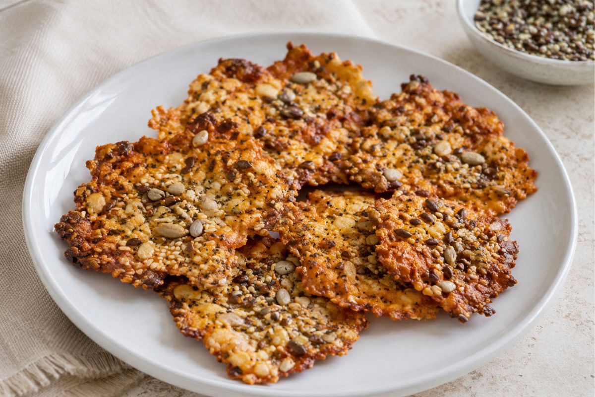 Chips di fiocchi di latte con spezie e semi