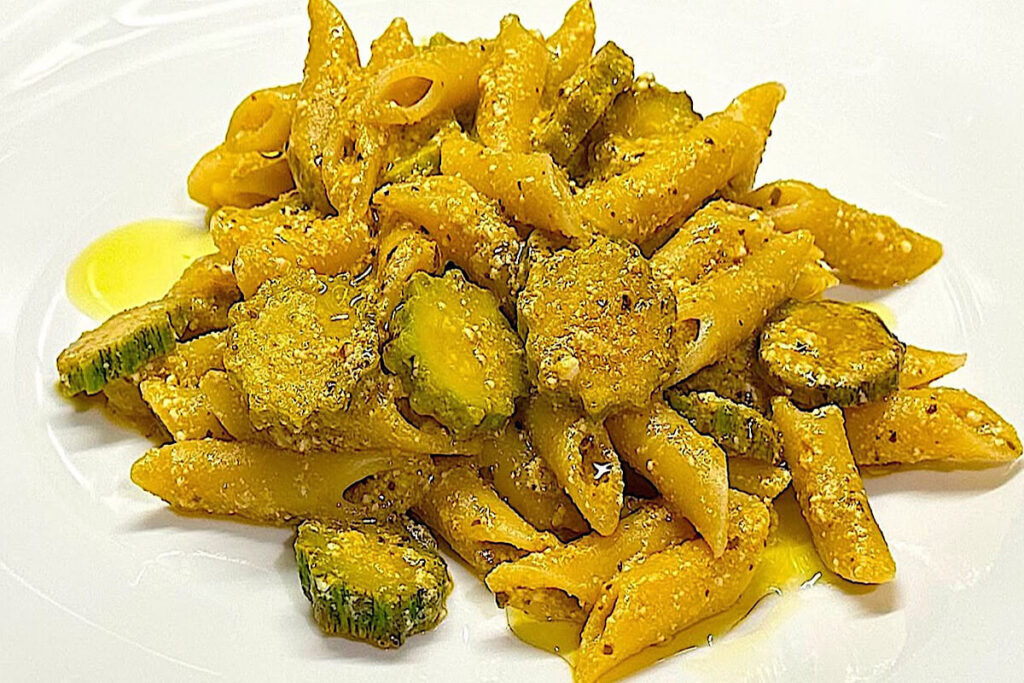 Pasta con ricotta, pesto e zucchin
