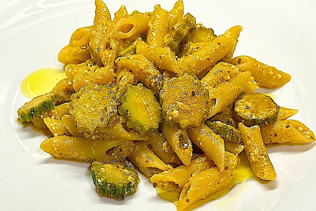 Pasta con ricotta, pesto e zucchin
