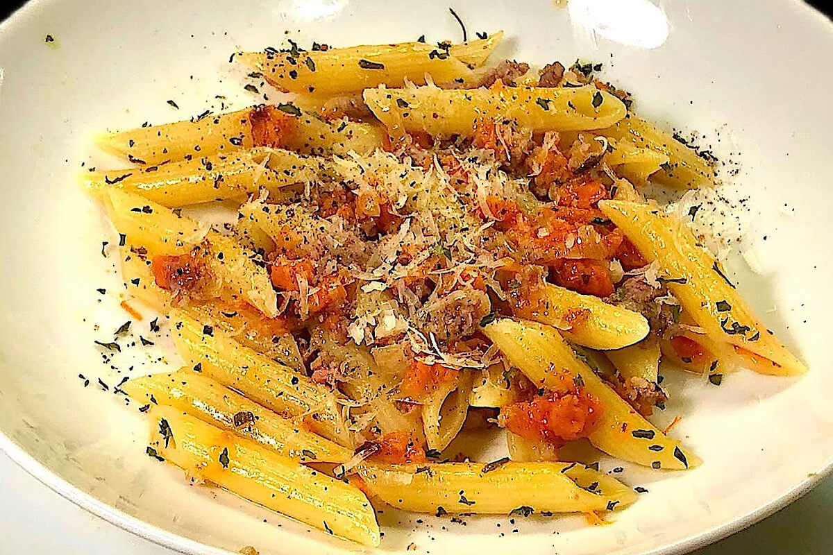 Penne con zucca e salsiccia