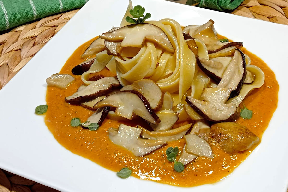 Tagliatelle con crema di zucca e funghi porcini