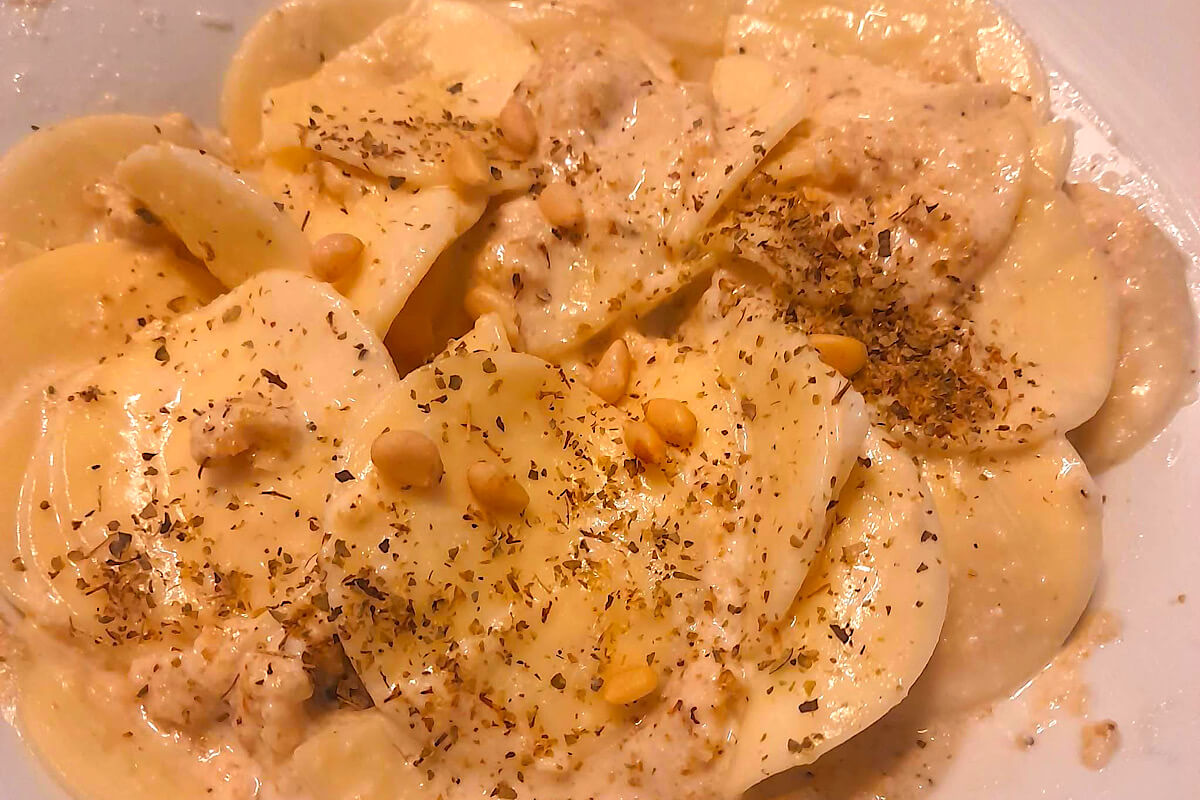 Croxetti con salsa di pinoli e maggiorana
