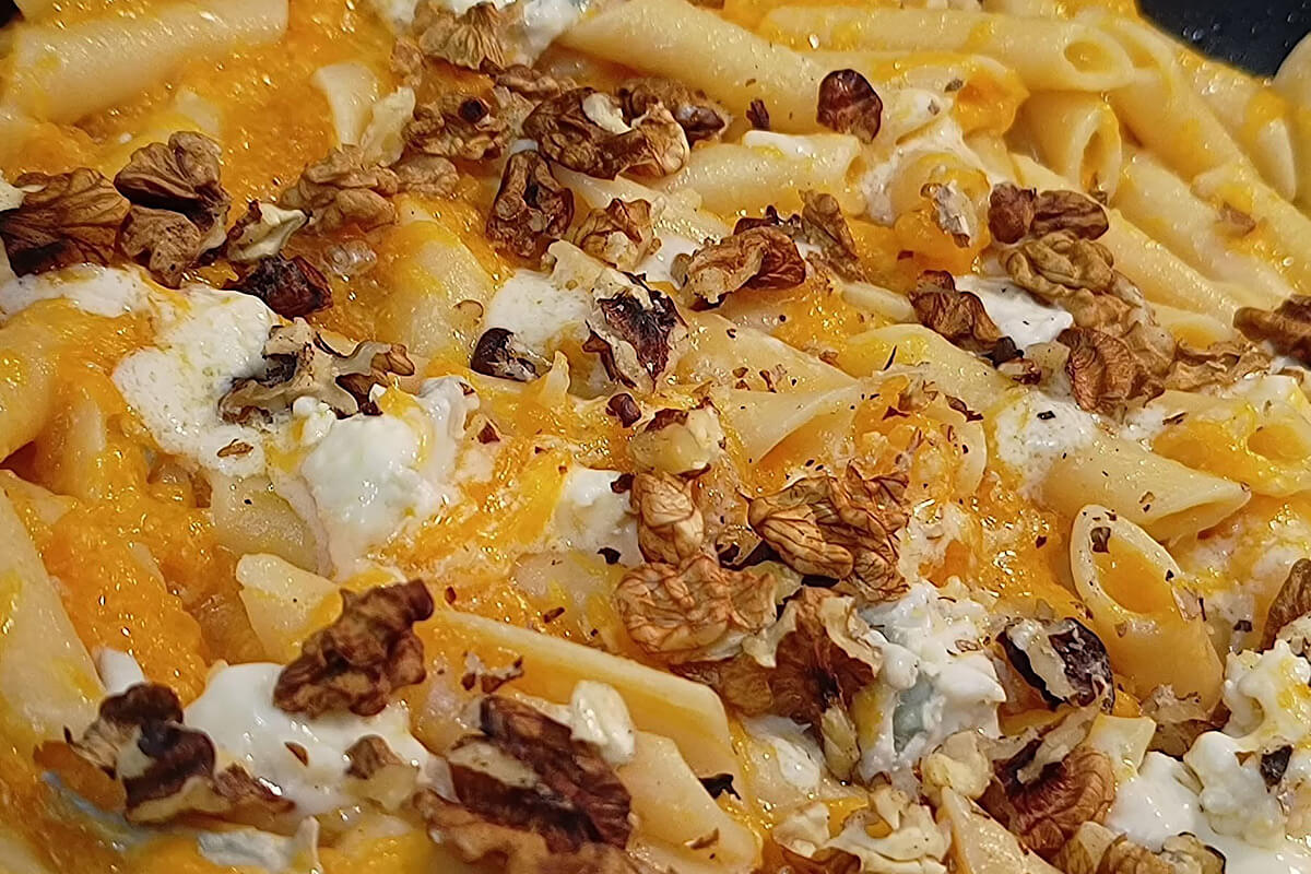 Penne con zucca, gorgonzola e noci