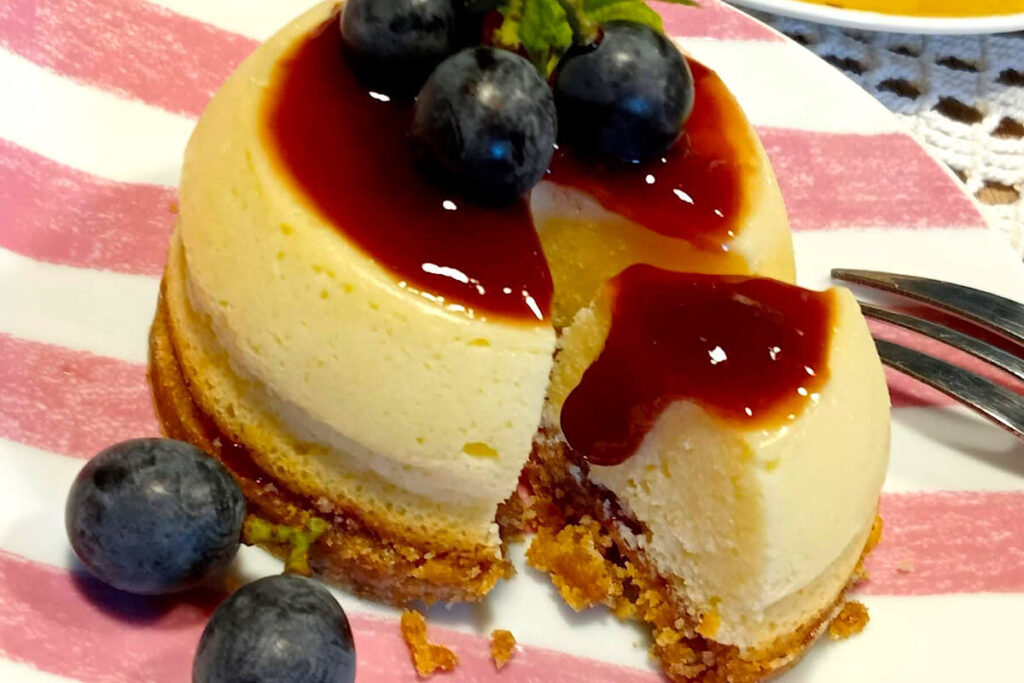 Tortine cheesecake con salsa all'uva fragola