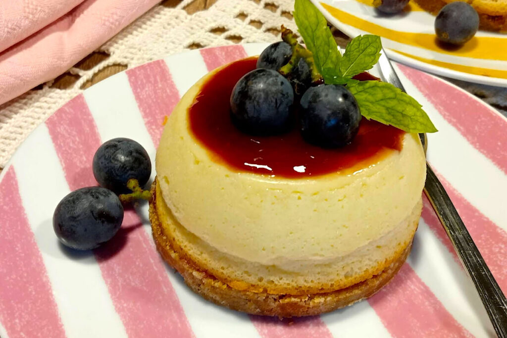 Tortine cheesecake con salsa all'uva fragola